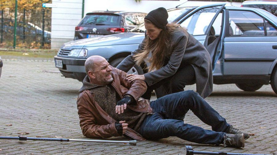 "Wolfsland: Die traurigen Schwestern": Viola (Yvonne Catterfeld) hilft Butsch (Götz Schubert) nach einer Auseinandersetzung vom Boden. (cg/spot)