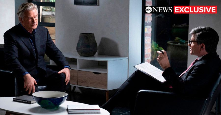 Alec Baldwin (l) während des ABC-Interviews.