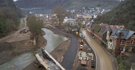 Nach der Hochwasserkatastrophe hat der sich Flusslauf der Ahr in Altenahr verändert.