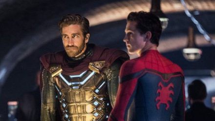 "Spider-Man: Far from Home": Quentin Beck (Jake Gyllenhaal, l.) weiht Peter Parker (Tom Holland) in seine Pläne ein. (cg/spot)