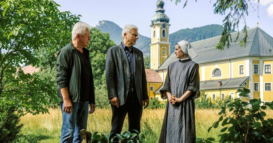 Ivo Batic (Miroslav Nemec, l-r) und Franz Leitmayr (Udo Wachveitl) verhören Schwester Antonia (Maresi Riegner).