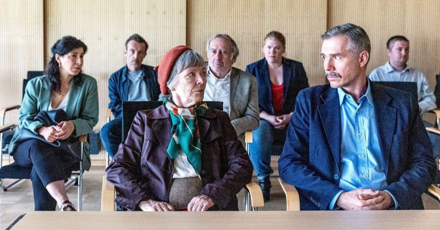 Elisabeth Behrend (Monika Lennartz vorn, l) und ihr Sohn Jakob Behrend (Heiko Raulin, vorn, r) sowie der aus Israel angereiste Zvi Spielmann (Dov Glickmann, hinten, 3.v.l.) und seine Tochter Maya Spielmann (Orit Nahmias, hinten, l), Kriminalhauptkommissar Adam Raczek (Lucas Gregorowicz, hinten 2.v.l.) und seine Kollegin aus Cottbus Alexandra Luschke (Gisa Flake, hinten, 4.v.l.).