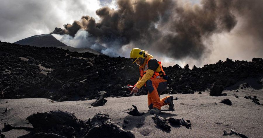 Ein Wissenschaftler des IGME-CSIC (Geologisches und Bergbauinstitut Spaniens des Spanischen Nationalen Forschungsrats) misst die Temperatur von Lava in der Nähe eines Vulkans auf der Kanarischen Insel La Palma.