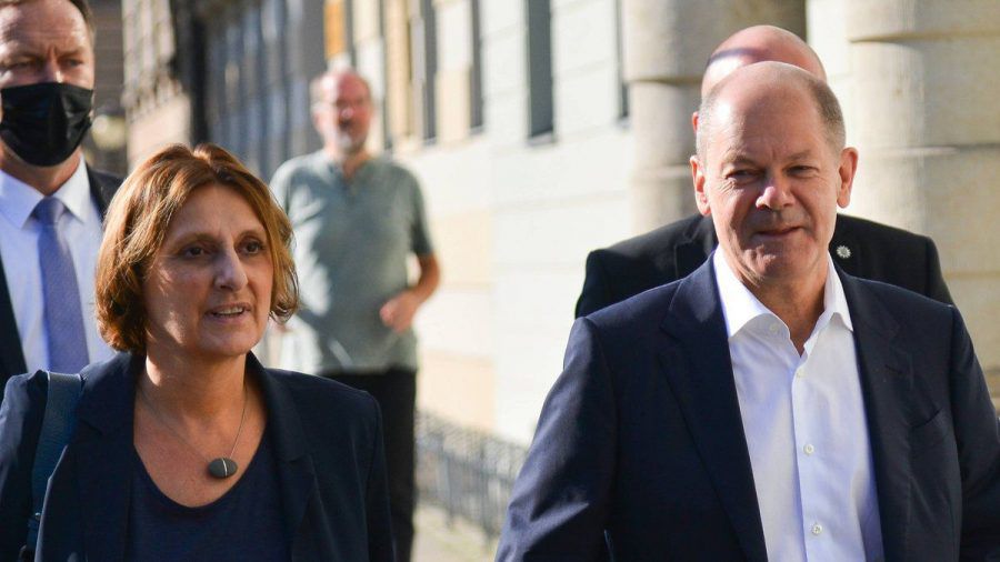 Olaf Scholz und seine Frau Britta Ernst auf dem Weg zu einem Wahllokal in Potsdam. (jes/ntr/spot)