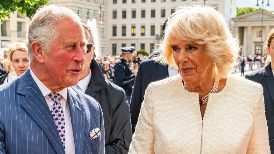Prinz Charles und Herzogin Camilla rufen zur Booster-Impfung auf. (jom/spot)