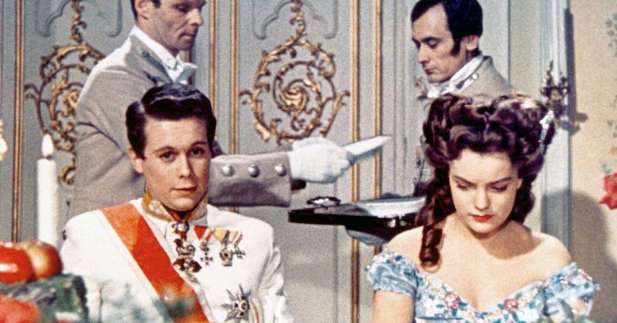 Erzherzog Karl-Ludwig (Peter Weck) ist unglücklich in Sissi (Romy Schneider) verliebt.