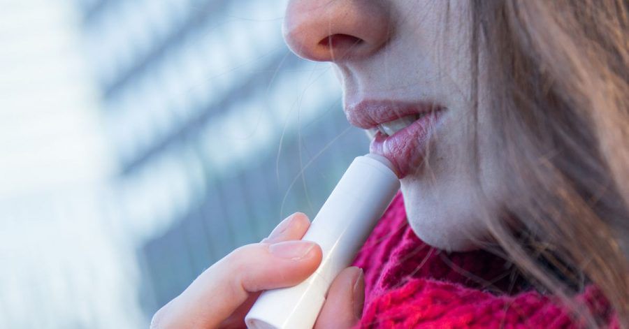 Lippenpflegestifte sollen die empfindliche Haut der Lippen vor dem Austrocknen schützen.