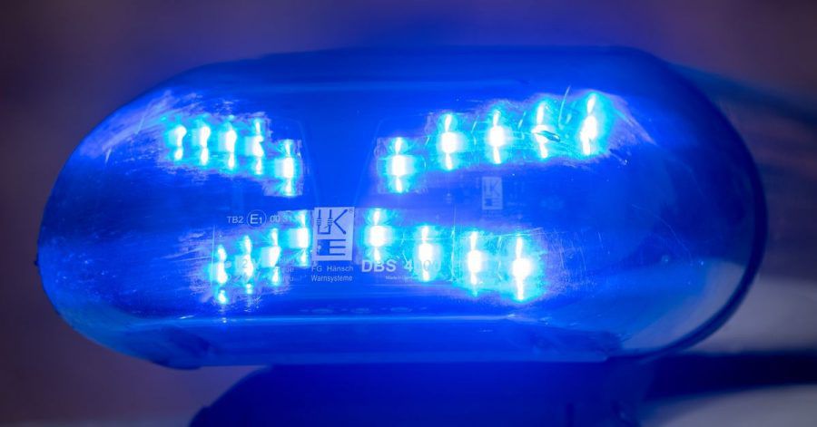 Das Blaulicht blinkt auf einem Polizeiwagen. (Archivbild)