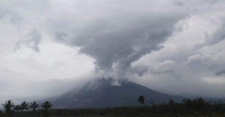 Der höchste Vulkan Indonesiens auf der Insel Java hat bei einem plötzlichen Ausbruch dicke Aschesäulen, brennendes Gas und Lava an seine Hänge gespuckt.