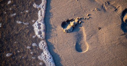Viele Urlaubsträume sind in Corona-Zeiten wie auf Sand gebaut - die nächste Welle kann sie verschlucken.