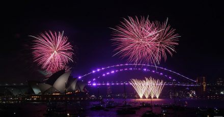 Das Feuerwerk um 21 Uhr während der Silvesterfeierlichkeiten im australischen Sydney.