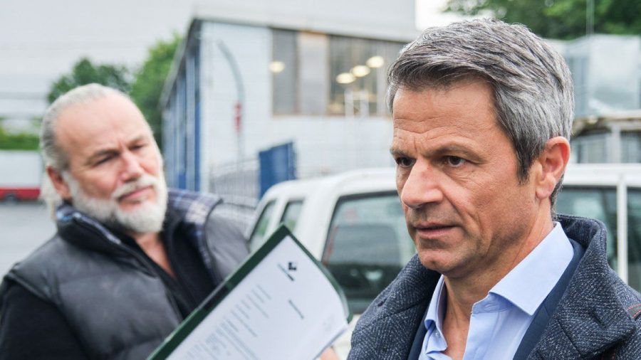 "Unter uns": Benedikt (r.) erkennt verstört, dass ihm die Rückkehr in den Alltag schwerer fällt als gedacht. (cg/spot)
