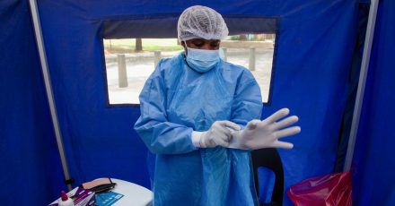 Corona-Test im südafrikanischen Soweto. Vor gut zwei Wochen wurde die Coronavirus-Variante Omikron im Land entdeckt.