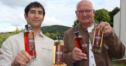 Brenner und Start-up-Unternehmer Martin Wagner und Brauereichef Steffen Dittmer aus Löbau mit dem ersten Oberlausitzer Whisky.