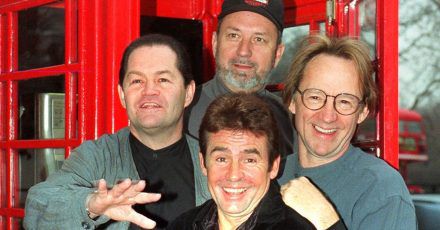 Die Mitglieder der Popgruppe The Monkees (von li. im Uhrzeigersinn): Micky Dolenz, Michael Nesmith, Peter Tork und Davy Jones.