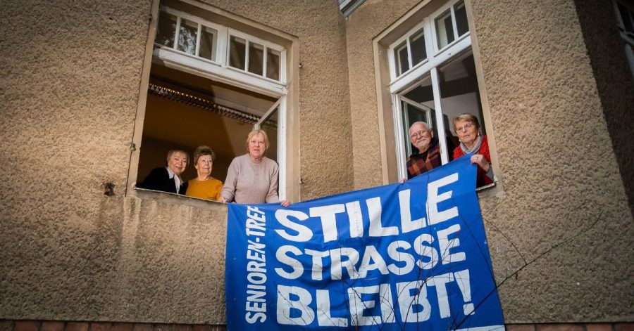 Elli Pomerenke (l-r), Ingrid Pilz, Margret Pollak, Peter Klotsche und Brigitte Klotsche, alle ehemalige Hausbesetzer, am Fenster der «Begegnungsstätte für Jung und Alt» in der Stille Straße 10.