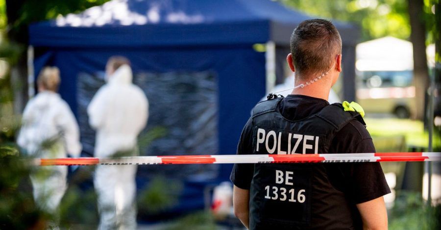 Ein Polizeibeamter in Berlin sichert nach der Erschießung eines Georgiers tschetschenischer Abstammung 2019 den Tatort.