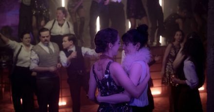 Fritzi (Lia von Blarer, vorn, r) und Hedi (Valerie Stoll, vorn, l) im Szene-Nachtclub «Eldorado».