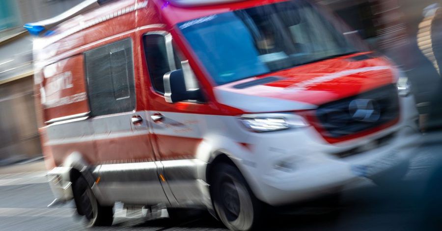 Mit Blaulicht fährt ein Rettungswagen der Feuerwehr in Richtung Klinikum. (Archivbild)
