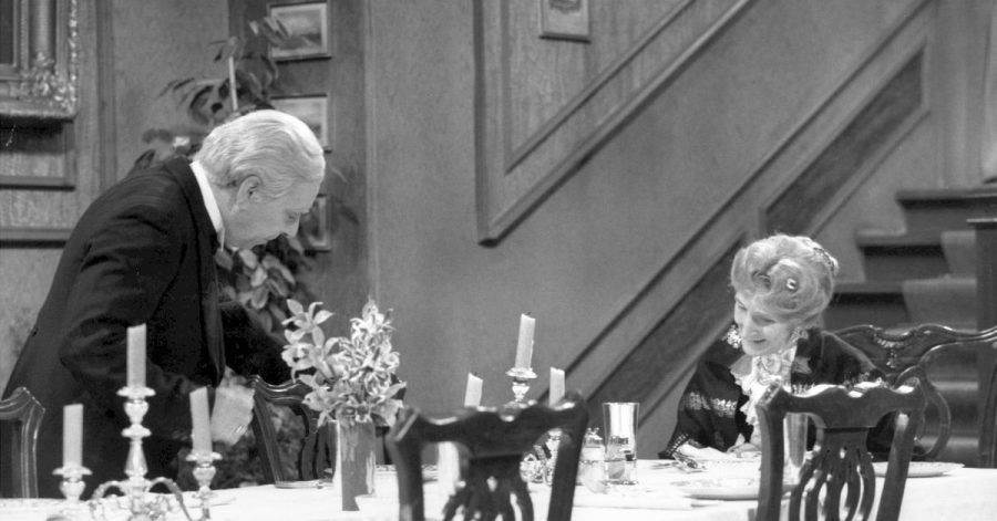 Freddie Frinton als Diener James und May Warden als alleinspeisende alte Dame Miss Sophie.