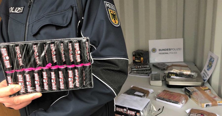 Ein Bundespolizist zeigt geschlagnahmte Böller.