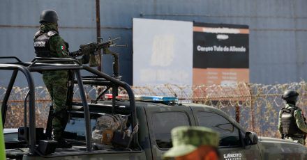 Soldaten der mexikanischen Armee stehen vor einem Gefängnis Wache, nachdem eine Bande mehrere Fahrzeuge in das Gefängnis gerammt hat und mit neun Insassen geflohen ist.
