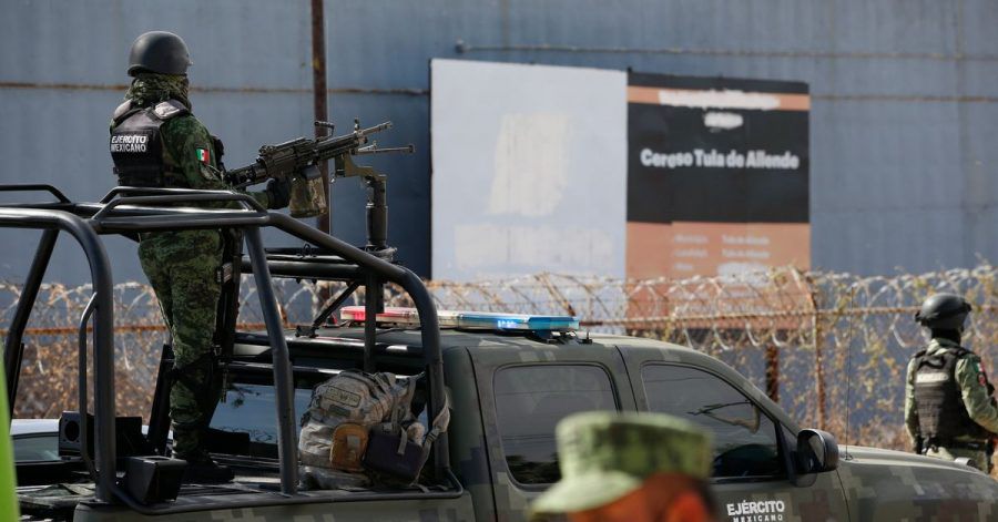 Soldaten der mexikanischen Armee stehen vor einem Gefängnis Wache, nachdem eine Bande mehrere Fahrzeuge in das Gefängnis gerammt hat und mit neun Insassen geflohen ist.