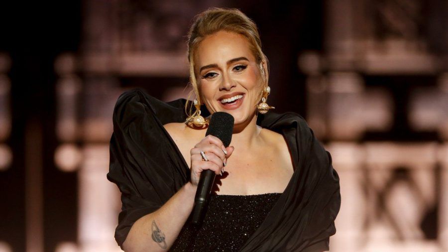 Sängerin Adele ist ganz vernarrt in ihre neuen Rich-Paul-Sneaker. (ili/spot)