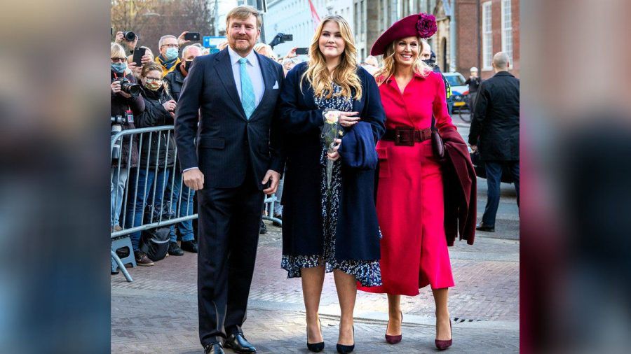 König Willem-Alexander und Königin Máxima (re.) sind stolz auf ihre älteste Tochter Prinzessin Amalia. (eee/spot)