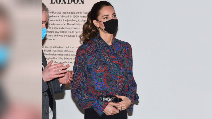 Herzogin Kate weiß das angesagte Paisleymuster stylisch zu kombinieren. (eee/spot)