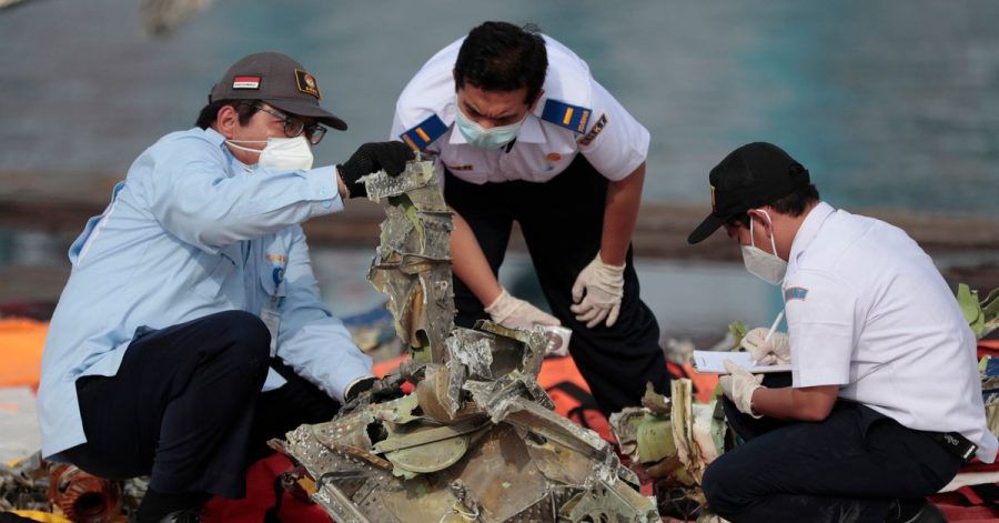 Ermittler inspizieren ein Wrackteil des Sriwijaya Air Flugzeugs SJ-182. Die Überreste wurden aus der Javasee geborgen, wo das Passagierflugzeug am 09.01.2021 abgestürzt war. (Archivbild)