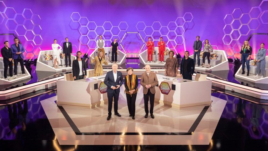 "Dalli Dalli - die Weihnachtsshow" unter anderem mit: Mark Keller und Hans Sigl, Michael Bully Herbig und Rick Kavanian, Sophia Thiel und Amira Pocher, Florian Silbereisen und Michelle Hunziker. (ili/spot)