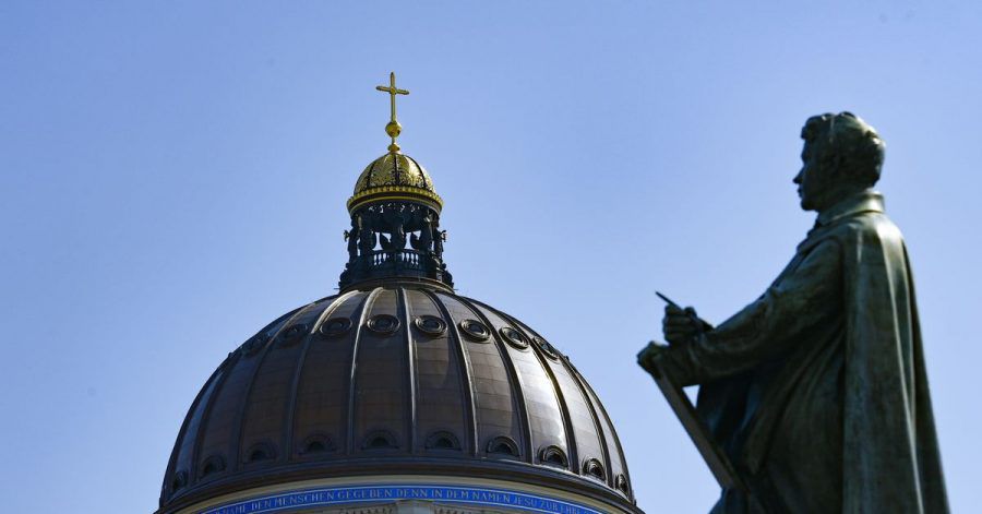 Die Skulptur von Karl Friedrich Schinkel ist vor der Kuppel vom Humboldt Forum in Berlin Mitte zu sehen. (Archivbild)