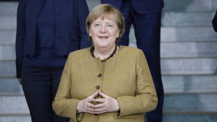 Angela Merkel bei Nike erwischt: Sie interessiert sich für das Modell "Air Force 1"
