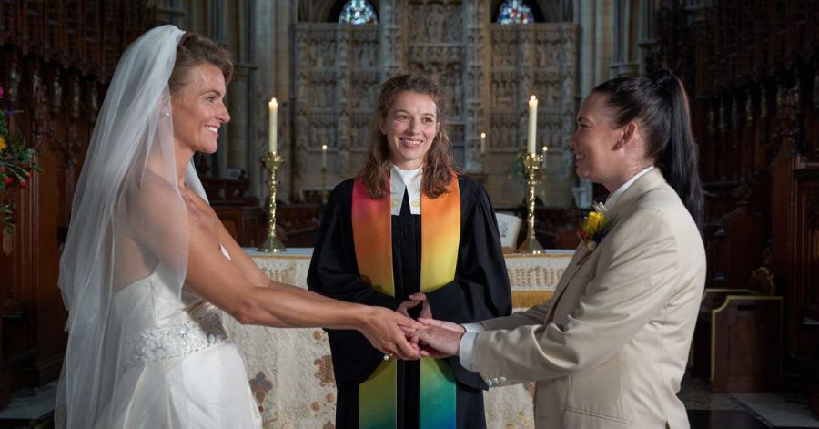 Vikarin Rebecca (Antonia Bill, m.) traut zwei Frauen (Emma Skinner und Rachel Leigh, l-r) in einer Szene von "Rosamunde Pilcher: Im siebten Himmel".