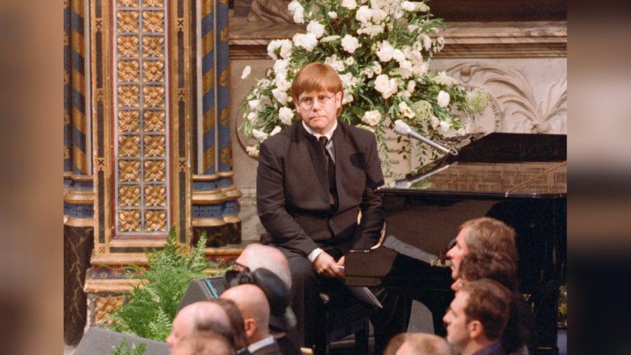 Elton John bei der Trauerfeier für Prinzessin Diana am 6. September 1997 in der Westminster Abbey. (ili/spot)