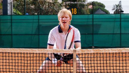 "Der Rebell - Von Leimen nach Wimbledon": Boris Becker (Bruno Alexander) brennt vor Ehrgeiz. (cg/spot)