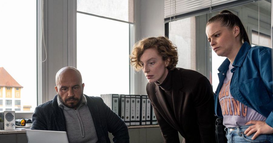 Zunächst wird kein Motiv erkennbar, aber Mads Andersen (Dar Salim, l-r), Linda Selb (Luise Wolfram), Liv Moormann (Jasna Fritzi Bauer) ermitteln akribisch.