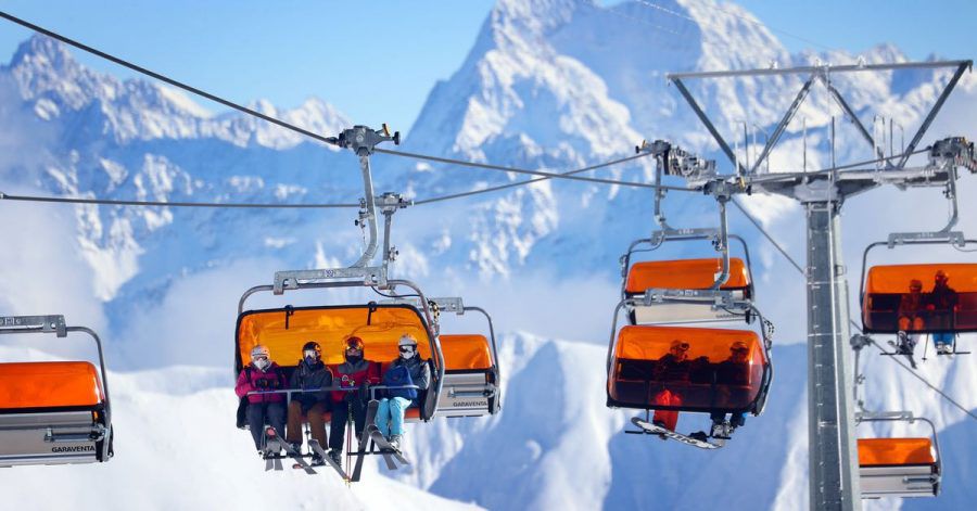 Mitten im Lockdown: Skifahrer im Skigebiet Ischgl in einem Sessellift.