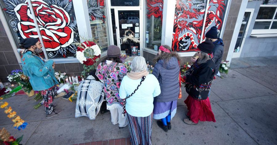 Trauernde haben vor einem Geschäft am South Broadway in Denver niedergelegt.