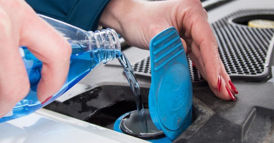 Wichtig im Winter: Spezielle Scheibenreiniger mit Frostschutz gegen Winterschmutz. Doch viele Fertigmischungen schneiden in einem aktuellen Test schlecht ab.