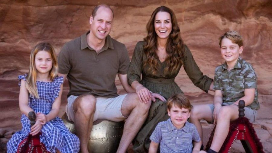 Prinz William, Herzogin Kate sowie ihre drei Kinder Prinzessin Charlotte, Prinz Louis und Prinz George (v.l.) im Familienurlaub. (eee/spot)