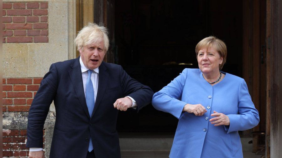 Angela Merkel mit Boris Johnson bei ihrer Abschiedstour im Vereinigten Königreich im Sommer. (smi/spot)