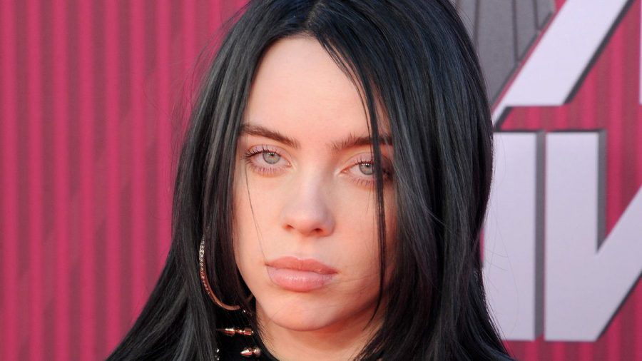 Billie Eilish hat sich von ihrer platinblonden Mähne verabschiedet. (eee/spot)