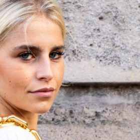 Caro Daur blickt in die Kamera