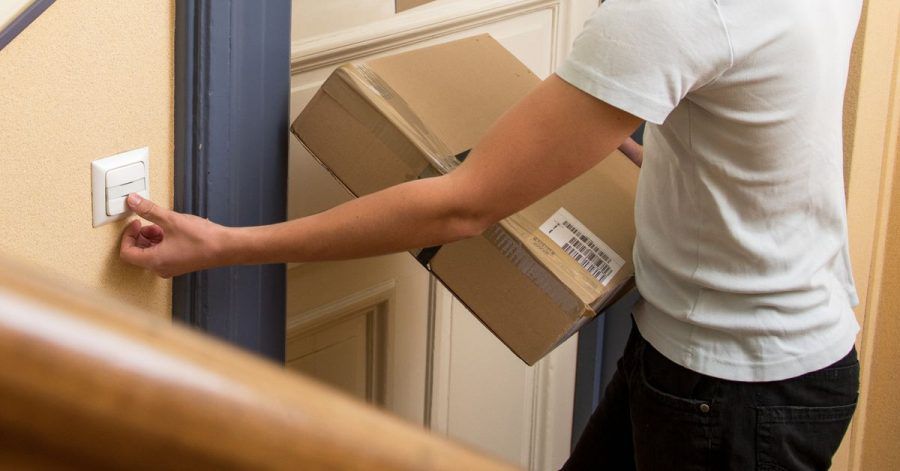 Paketdienste müssen Sendungen eigentlich dem Empfänger übergeben. Es lässt sich aber oft auch eine Ersatzzustellung vereinbaren.