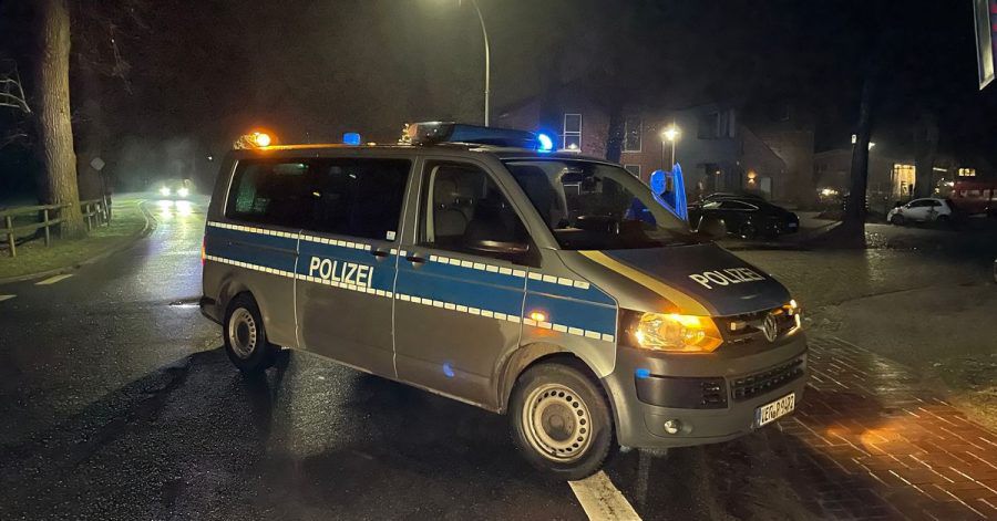 Ein Einsatzfahrzeug der Polizei in Fischerhude. Die Polizei hat dort zwei Leichen in einem Haus entdeckt.