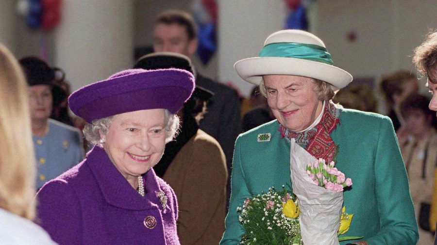 Queen Elizabeth (l.) in den 1990er-Jahren mit der Herzogin von Grafton. (smi/spot)