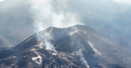 Nur noch kleinere Rauchwolken hängen über dem Vulkan Cumbre Vieja.
