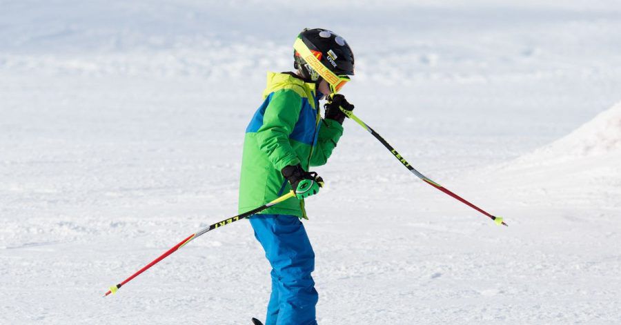 Früh übt sich: Dieser kleine Skifahrer sieht schon aus wie ein echter Profi.
